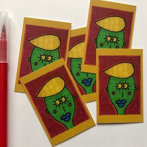 Mały rozmiar, duża osobowość! Sprawdź ten mini wydruk outsider art autorstwa Jaya Snellinga