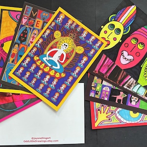 Puede incluir: Una colección de coloridas impresiones artísticas dibujadas a mano con ilustraciones vibrantes. La obra de arte incluye imágenes de rostros, figuras y diseños abstractos, con una variedad de colores y estilos. Las impresiones se muestran sobre una superficie negra.