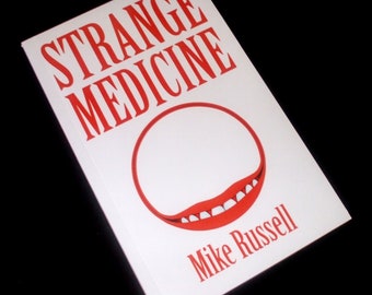 Strange Medicine von Mike Russell. Seltsame und wundervolle Geschichten für alles, was dich quält. Unabhängig veröffentlichtes signiertes Taschenbuch plus Lesezeichen.