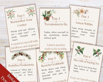 Könnte beinhalten: Ein Set aus sechs beigefarbenen Karten mit Text und botanischen Illustrationen, die einen Achtsamkeits-Adventskalender bilden. Jede Karte enthält eine tägliche Aufforderung zur Reflexion, mit Titeln wie "Erinnere dich an dein Zentrum" und "Erlaubnis zu sein". Ein roter Stift liegt unten.