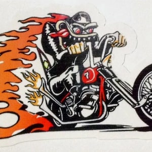 Peut inclure: Image de dessin animé d'un monstre sur une moto avec des flammes. Le monstre est noir avec des yeux rouges et une langue rouge. La moto est rouge et noire avec le numéro 7 sur le côté.