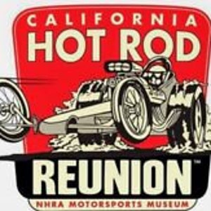 Op de afbeelding: Een vintage-stijl illustratie van een hot rod raceauto met de tekst "CALIFORNIA HOT ROD REUNION" en "NHRA MOTORSPORTS MUSEUM" in rood en witte letters.