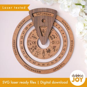 Puede incluir: Un calendario perpetuo de madera con un diseño cortado con láser. El calendario presenta un dial giratorio con los días de la semana y los números del 1 al 31. El calendario también incluye un dial separado para los meses con ilustraciones para cada mes. El texto "Laser tested" y "SVG laser ready files | Digital download" es visible en la imagen.