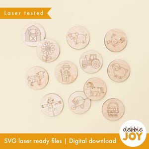 Può includere: Un set di undici dischi circolari in legno chiaro con illustrazioni a tema fattoria incise al laser, tra cui un fienile, un girasole, un maiale, un gallo, un trattore, una pecora, una mucca, un contadino, un cavallo, uno spaventapasseri, una carriola e un cesto di uova.