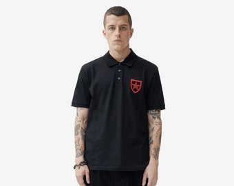 Polo negro con bordado rojo.