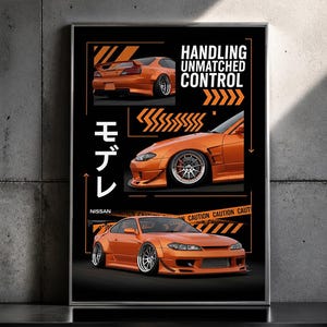 Könnte beinhalten: Orangefarbenes Nissan-Sportwagen-Poster mit dem Text „HANDLING UNMATCHED CONTROL“ und japanischen Schriftzeichen. Das Poster zeigt drei Ansichten des Autos, die sein Design und seine Details hervorheben. Das Poster ist schwarz gerahmt.