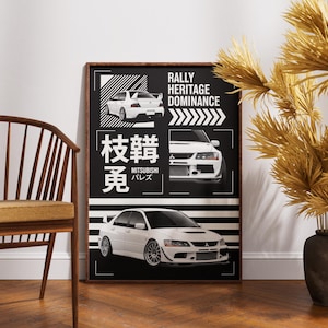 Puede incluir: Un póster enmarcado con coches blancos Mitsubishi Lancer Evolution. El póster tiene un fondo negro con texto blanco que dice "Rally Heritage Dominance" y caracteres japoneses. El póster está sobre un suelo de madera.