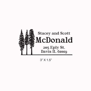 以下が含まれることがあります： 「Stacey and Scott McDonald」のテキストと住所が記載された白黒のスタンプ。デザインには3本の松の木が含まれています。スタンプのサイズは7.6cm×3.8cmです。