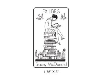 Chica leyendo en una pila de libros Ex Libris Bookplate Rubber Stamp L04