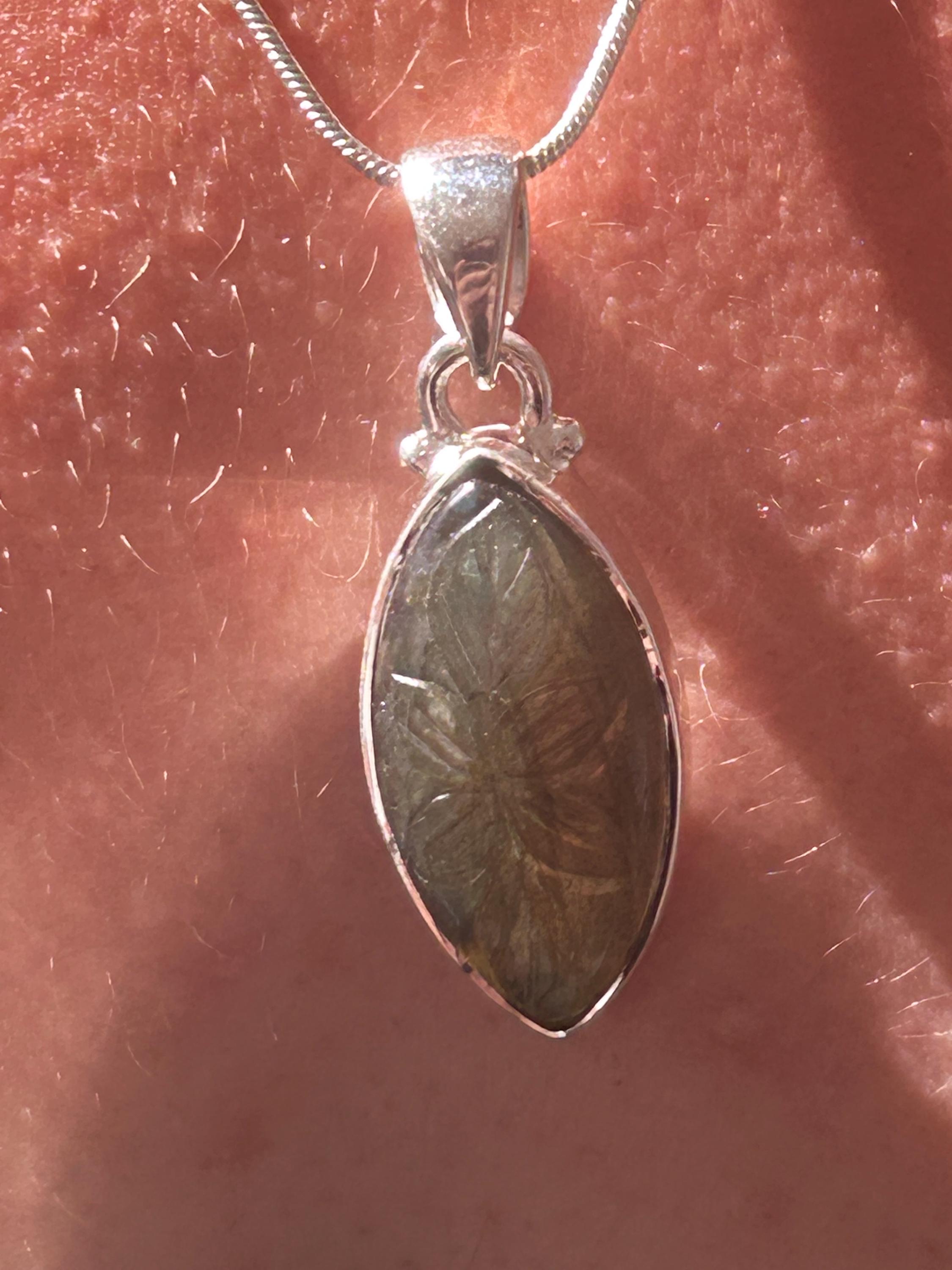 Collier Pendentif En Labradorite Avec Chaîne En Acier - Reflets Bleus/verts Mystiques - Neuf Sans Emballage - Thème Amour/cœur