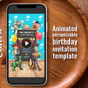 Könnte beinhalten: Ein Smartphone zeigt eine farbenfrohe Geburtstagseinladungsvorlage mit animierten Figuren. Die Einladung enthält den Text "Two Infinity and Beyond" und "Thomas's Birthday". Das Telefon liegt auf einem Holztablett.