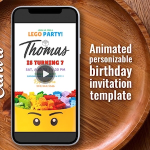 Può includere: Uno smartphone mostra un modello di invito per una festa di compleanno. L'invito presenta il testo "LEGO PARTY!" e "Thomas compie 7 anni." Il design include mattoncini colorati e un volto giallo. Lo sfondo è un vassoio di legno.