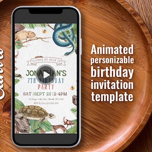 Könnte beinhalten: Ein Smartphone zeigt eine Geburtstagseinladungsvorlage mit Reptil-Thema. Die Einladung enthält Illustrationen eines Chamäleons, einer Schlange und einer Schildkröte. Der Text lautet "Jonathan's 7th Birthday Party". Das Canva-Logo ist sichtbar.