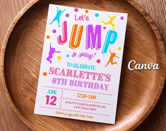 Puede incluir: Una colorida invitación de cumpleaños con las palabras "Let's JUMP & Play!" en letras grandes y vibrantes. La invitación celebra el 8º cumpleaños de Scarlette el 12 de junio, con detalles del evento e información de RSVP. La invitación está sobre una bandeja de madera.