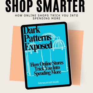 Peut inclure: Une tablette numérique affiche le texte « Dark Patterns Exposed » et « How Online Stores Trick You Into Spending More ». La tablette est placée sur un fond pêche, avec les mots « Shop Smarter » en haut. La phrase « Money Smart Reads » est en bas.