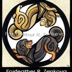Puede incluir: Una ilustración estilizada de dos perros jugando en un círculo. Los perros son negros, marrones y blancos. La ilustración está en un marco negro sobre un fondo beige. El nombre del artista, Foxfeather R. Zenkova, está escrito en la esquina inferior izquierda.
