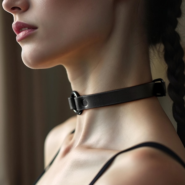 Collar Sig de cuero negro – Cuero de guarnicionería con herrajes negros, ajustable en tres tamaños – Lujoso realce para el cuello, hecho a mano en Viena.