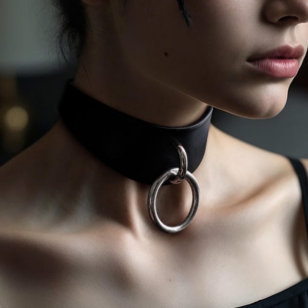 Collar de cuero negro Rea – Talabartería con herrajes de acero inoxidable, cuatro tamaños ajustables – Lujoso detalle para el cuello, hecho a medida en Viena.