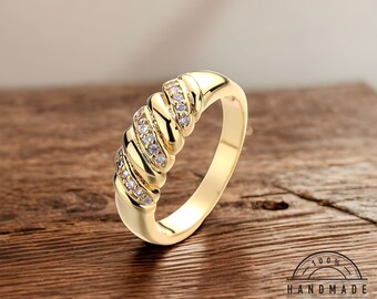 Diamant Ring für zeitlose Raffinesse: Goldene Eleganz, Zarte Ring, Vorschlag Ring, Goldene Ring Mit Gekrausen Form Vorderseite