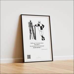 Puede incluir: Impresión enmarcada en negro con una ilustración en blanco y negro de un hombre con una chaqueta a cuadros y gafas de sol, apoyado en esquís. La impresión incluye texto en francés y un código QR.