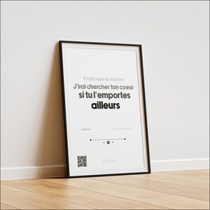 Op de afbeelding: Ingelijste kunstafdruk met zwarte lijst, met Franse tekst in een minimalistisch ontwerp. De tekst luidt "Il faut que tu saches J'irai chercher ton coeur si tu l'emportes ailleurs." Bevat een QR-code en de naam "Parlante".