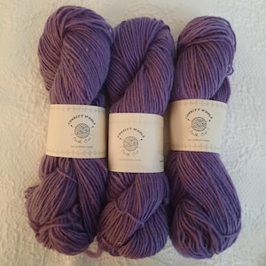 NUOVO - CANADIAN Consitt Wools - 100% lana d'agnello - Filata, tinta e lavorata in Canada - Matasse da 100 g - 1 capo morbido filato grosso........MALVA