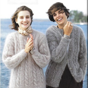 Puede incluir: Dos mujeres con suéteres de punto gris con trenzas. Uno es un cárdigan con botones y el otro es un suéter. Ambos suéteres tienen una textura peluda.