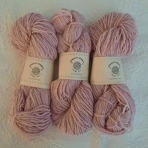 NOVITÀ - CANADIAN Consitt Wools - 100% lana d'agnello - Filata, tinta e lavorata in Canada. Matasse da 100 g - 1 capo. Filato morbido e voluminoso. ROSA.