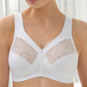 Könnte beinhalten: Weißer BH mit Spitzendetails an den Cups und Trägern. Der BH hat ein klassisches Design mit V-Ausschnitt und einer kleinen Schleife in der Mitte. Hergestellt aus einem weichen, bequemen Material.