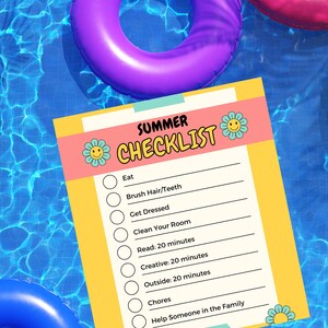 Puede incluir: Una lista de verificación amarilla y rosa con el texto "SUMMER CHECKLIST" y una lista de actividades para hacer en verano, que incluyen "Comer", "Cepillarse el pelo/los dientes", "Vestirse", "Limpiar la habitación", "Leer: 20 minutos", "Creativo: 20 minutos", "Exterior: 20 minutos", "Tareas domésticas" y "Ayudar a alguien en la familia".