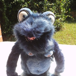 Wielka Stopa: marionetka brzuchomówcy z ruchomymi rękami i wymiennymi prętami. Pluszowa zabawka w stylu Muppetów z ruchomymi ustami. Teatr lalek/lalek