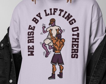 Camiseta extragrande divertida de levantador de pesas: "Nos elevamos al ayudar a otros".