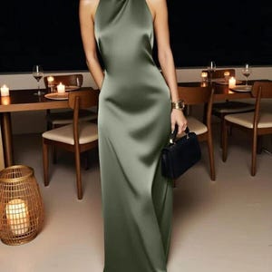 Vestido elegante de seda com decote halter para usar à noite, vestido de dama de honra, vestido longo sem costas para ocasiões formais.