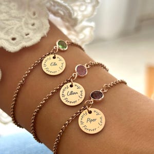 Peut inclure: Trois bracelets en or rose avec des pendentifs personnalisés et des accents de pierres précieuses. Chaque bracelet présente une chaîne délicate et un charm rond gravé d'un nom et des mots "Friends Forever, Love, Ava."