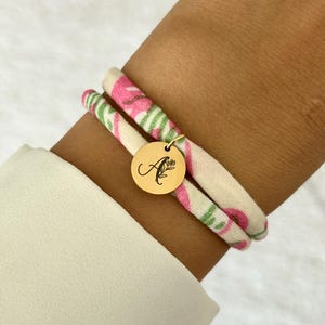 Bracelet personnalisé en cordon liberty, bracelet lettre florale, bracelet lettre initiale, médaille à graver, cadeau fête des mères