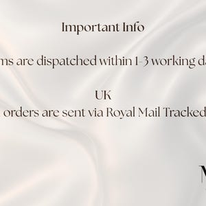 Puede incluir: Un fondo de sat&eacute;n blanco con texto en marr&oacute;n oscuro que dice Important Info, Items are dispatched within 1-3 working days, UK, All orders are sent via Royal Mail Tracked 48, y un logotipo en la esquina inferior derecha con las letras MP.