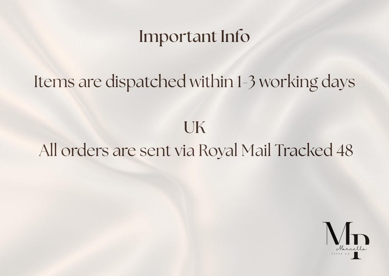 Puede incluir: Un fondo de sat&eacute;n blanco con texto en marr&oacute;n oscuro que dice Important Info, Items are dispatched within 1-3 working days, UK, All orders are sent via Royal Mail Tracked 48, y un logotipo en la esquina inferior derecha con las letras MP.