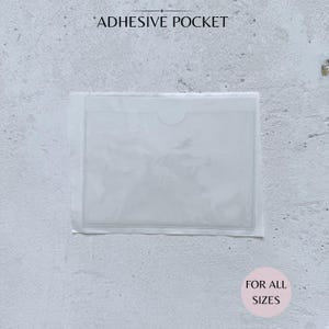 Peut inclure: Une pochette adhésive rectangulaire transparente avec une ouverture supérieure incurvée, présentée sur une surface texturée gris clair. Le texte "ADHESIVE POCKET" est au-dessus et "FOR ALL SIZES" dans un cercle rose en dessous.