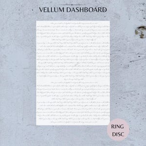 Peut inclure: Un tableau de bord en vélin rectangulaire avec le texte VELLUM DASHBOARD en haut et un motif répétitif d'écriture cursive gris clair imprimé sur la surface blanche. Un petit autocollant circulaire rose avec le texte RING DISC est présent.