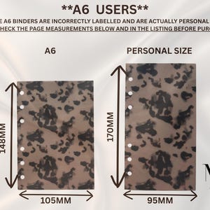Puede incluir: Dos insertos rectangulares para agenda con estampado de leopardo marr&oacute;n y negro. El inserto A6 mide 148 mm por 105 mm, y el inserto Personal Size mide 170 mm por 95 mm. Ambos tienen una fila vertical de seis agujeros circulares.