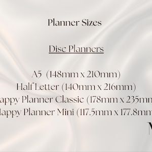 Puede incluir: Una tabla titulada Planner Sizes y Disc Planners que enumera las dimensiones en mil&iacute;metros: A5 (148mm x 210mm), Half Letter (140mm x 216mm), Happy Planner Classic (178mm x 235mm) y Happy Planner Mini (117.5mm x 177.8mm) con un logotipo.