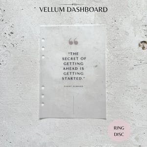 Puede incluir: Un tablero de vellum translúcido para agenda con la cita "The secret of getting ahead is getting started." de Elbert Hubbard. La hoja rectangular tiene seis agujeros perforados en el borde izquierdo para encuadernación de anillas.