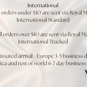 Puede incluir: Un fondo de sat&eacute;n blanco con texto de color marr&oacute;n oscuro que dice: International, All orders under $10 are sent via Royal Mail International Standard, All orders over $10 are sent via Royal Mail International Tracked, Estimated arrival Europe 3-5 business days, America and rest of world 6-7 day business days, y el logotipo MP Marcella.