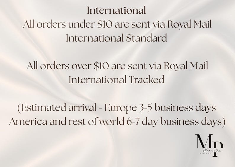 Puede incluir: Un fondo de sat&eacute;n blanco con texto de color marr&oacute;n oscuro que dice: International, All orders under $10 are sent via Royal Mail International Standard, All orders over $10 are sent via Royal Mail International Tracked, Estimated arrival Europe 3-5 business days, America and rest of world 6-7 day business days, y el logotipo MP Marcella.