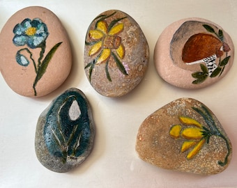 1x Hand Painted Pebble. Select from Daffodil / Snowdrop / Toadstool / Blue Sparkly Flower. Watercolour Painted Stone / Botanical Gift