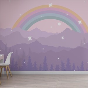 Pu&ograve; includere: Stanza per bambini con un murale raffigurante un arcobaleno pastello, montagne e stelle. La tavolozza dei colori comprende rosa, viola e azzurro. La stanza ha una scrivania, sedie e scaffali.