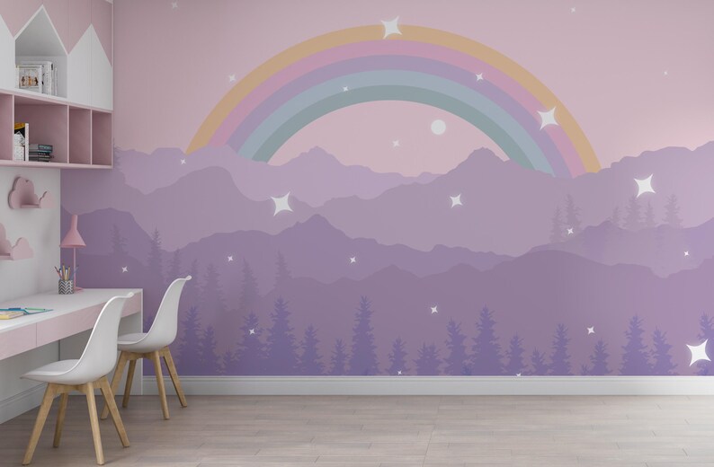 Pu&ograve; includere: Stanza per bambini con un murale raffigurante un arcobaleno pastello, montagne e stelle. La tavolozza dei colori comprende rosa, viola e azzurro. La stanza ha una scrivania, sedie e scaffali.
