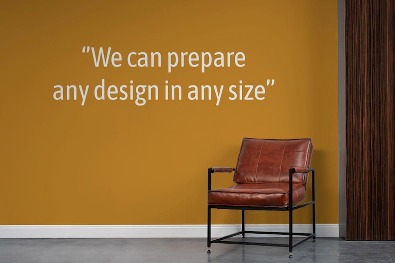 Pu&ograve; includere: Una poltrona in pelle marrone con struttura in metallo nero &egrave; posizionata contro un muro color senape. Il muro presenta il testo "We can prepare any design in any size" in bianco. Un pannello in legno scuro &egrave; a destra.