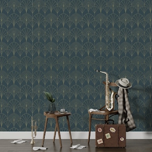 Carta da parati dal design geometrico verde scuro con dettagli dorati: design per la casa di lusso