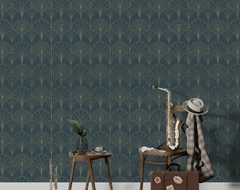 Dunkelgrüne geometrisch wirkende Tapete mit goldenen Details - luxuriöses Wohndesign